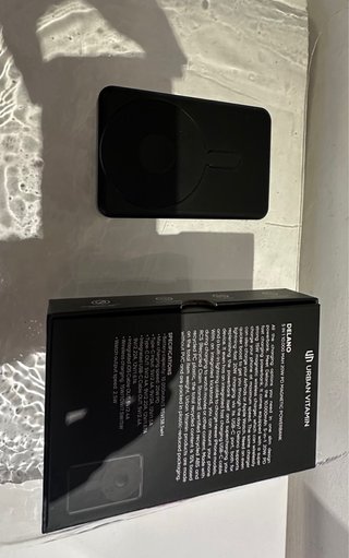 Powerbank magnetica con cavi integrati
