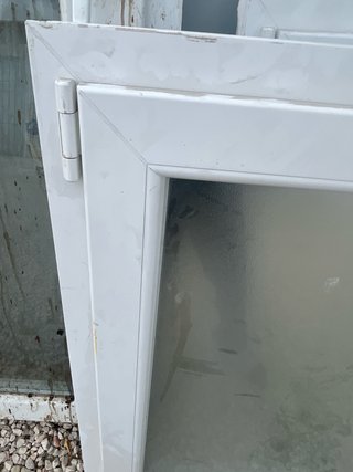 Ventana aluminio oscilobatiente pequeña