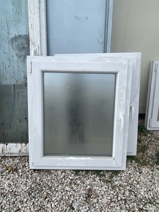 Ventana aluminio oscilobatiente pequeña