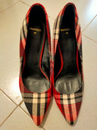 Zapatos de tacón de cuadros