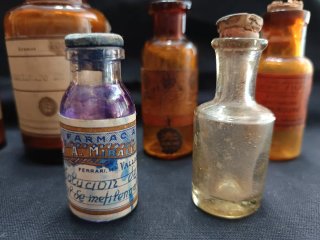 9 Antiguos frascos de farmacia ámbar