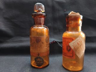 9 Antiguos frascos de farmacia ámbar