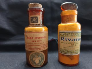 9 Antiguos frascos de farmacia ámbar