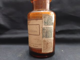 9 Antiguos frascos de farmacia ámbar