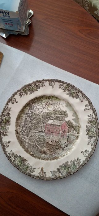 Piatti di ceramica antichi con paesaggio