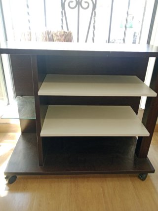 Mesa auxiliar con ruedas