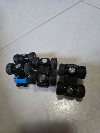 3 coches todoterrenos Hot Wheels imanes