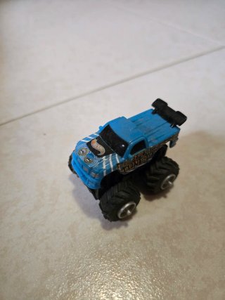 3 coches todoterrenos Hot Wheels imanes