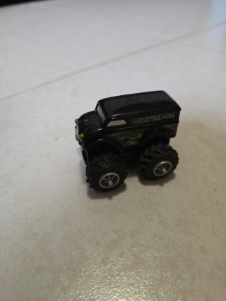 3 coches todoterrenos Hot Wheels imanes