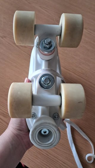 Patines infantiles blancos. Talla 32