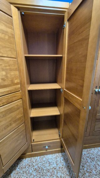 Armario de madera marrón