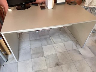 Mesa de escritorio gris para oficina