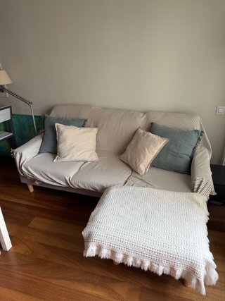 Sofá modular con puff estilo nórdico