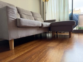 Sofá modular con puff estilo nórdico
