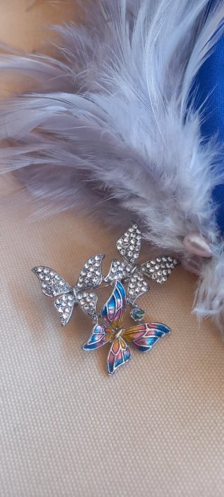 Tocado azul y broche mariposa a juego