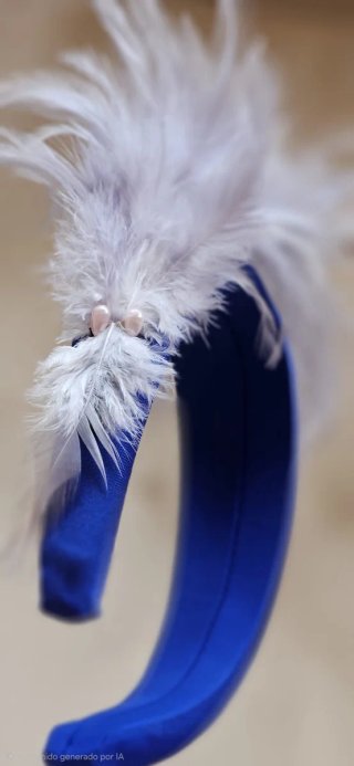 Tocado azul y broche mariposa a juego