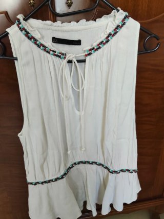 Camisa blanca sin mangas con bordado