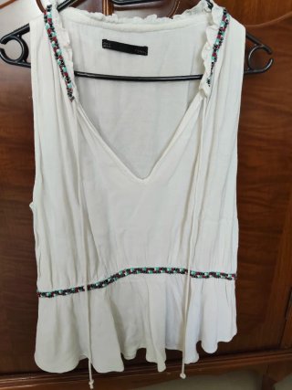Camisa blanca sin mangas con bordado