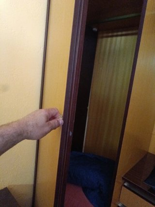 Armario de madera beige y marrón
