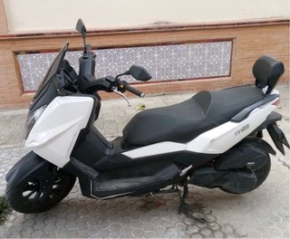 Maxi Scooter Negra y Blanca