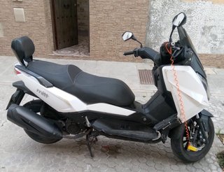 Maxi Scooter Negra y Blanca