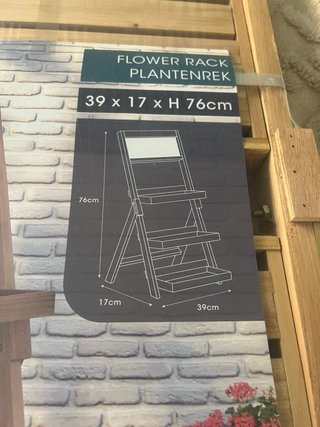 Estantería de madera para macetas