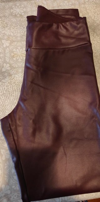 Pantalones polipiel mujer burdeos.