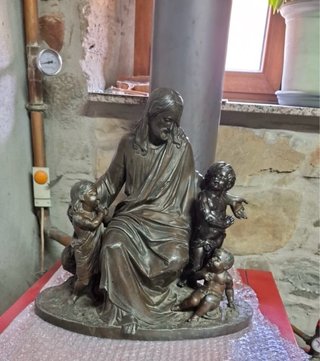 Escultura de bronce de Jesús con niños