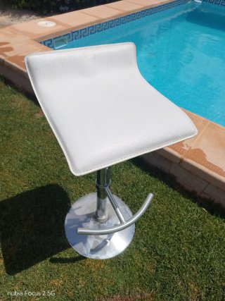 Taburete alto acero y piel blanca