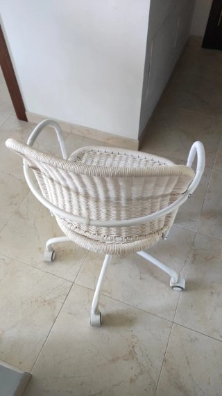 Silla Mimbre Blanca con Ruedas