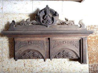 Antiguo frontal de madera tallada
