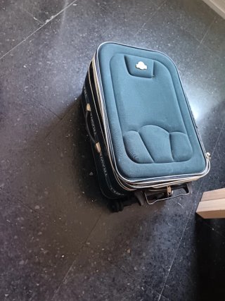 Maleta de viaje negra y verde