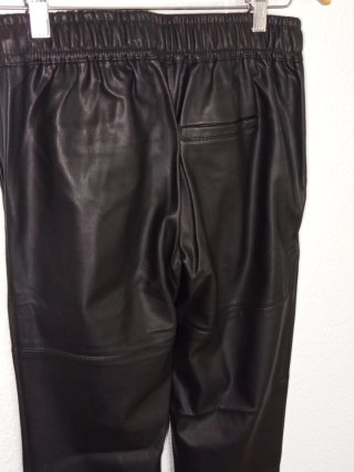 Pantalón efecto piel con bolsillos