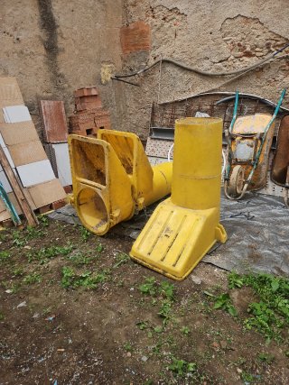 Cabezas de bajantes amarillas
