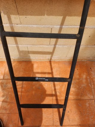 Escalera de piscina metálica negra