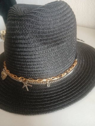 Sombrero negro playa con adornos dorados