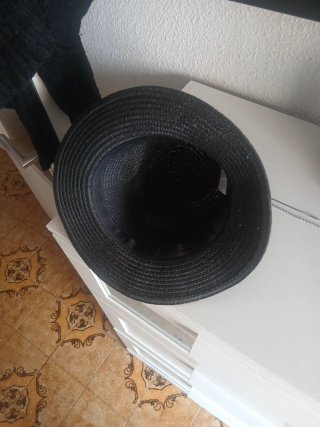 Sombrero negro playa con adornos dorados