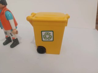 Playmobil figura con cubo reciclaje