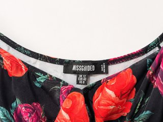 Vestido corto floral negro y rojo Estilo Talla L