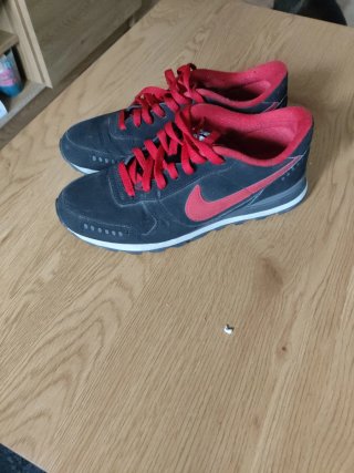 Zapatillas Nike Air Negras y Rojas Talla 42