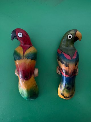 Figuras de loros de madera pintada