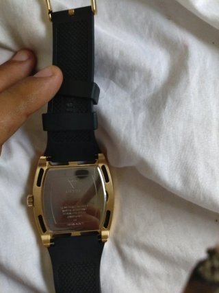 Reloj Guess Dorado y Negro