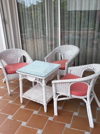 Conjunto mesa y 3 sillas mimbre + cojines