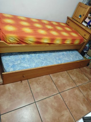 Mueble de madera maciza con puerta y estantes