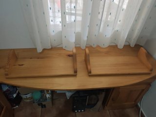 Mueble de madera maciza con puerta y estantes