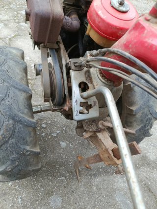 Motocultor Honda con fresas