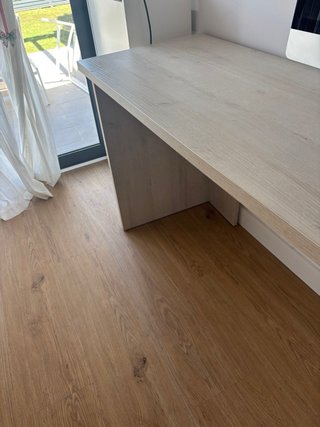 Mesa de estudio de madera clara