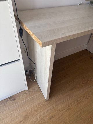 Mesa de estudio de madera clara