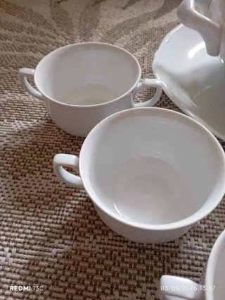 Sopera, tazas y bandeja de porcelana