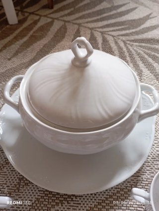 Sopera, tazas y bandeja de porcelana
